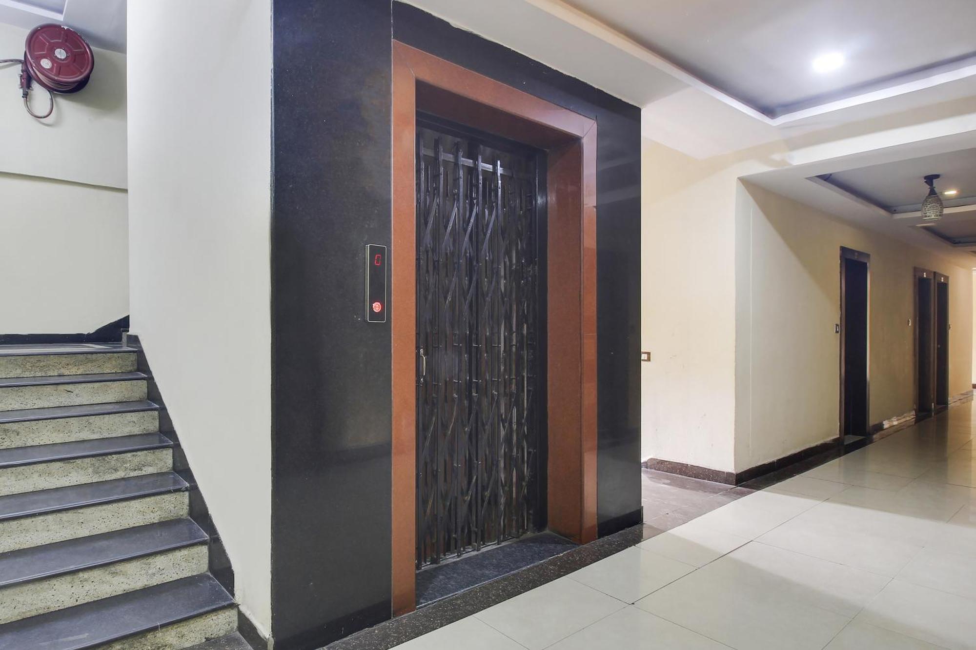 Flagship Grand Sandarshini Near Mgbs Bus Station 4*