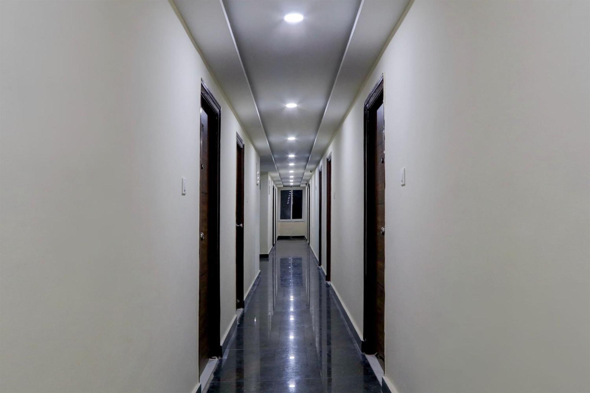 Super Townhouse The Cinco Bliss Near Ikea, Wells Forgo, Kims, Care Hospitals Hotel Hyderabad