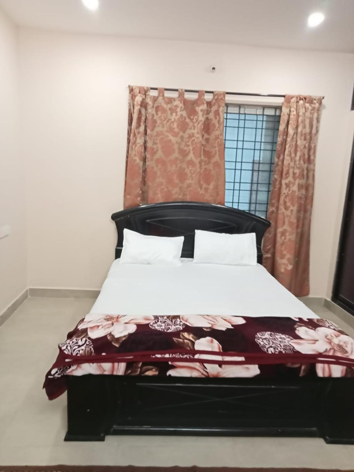 4-bedroom Elegant And Spacious Ac Only For Families, Prime Location, Just 100m From Main Road! *