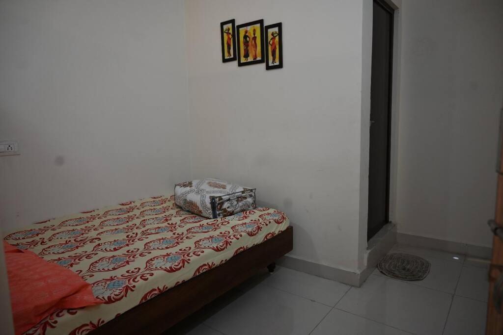 Rr Enclave - Service Apartment *