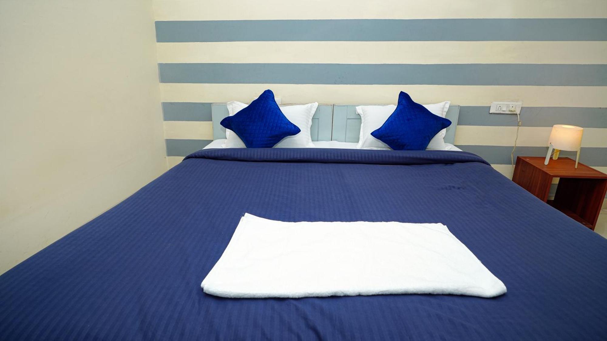 Hivee-1 & Living Twin Bed Ac