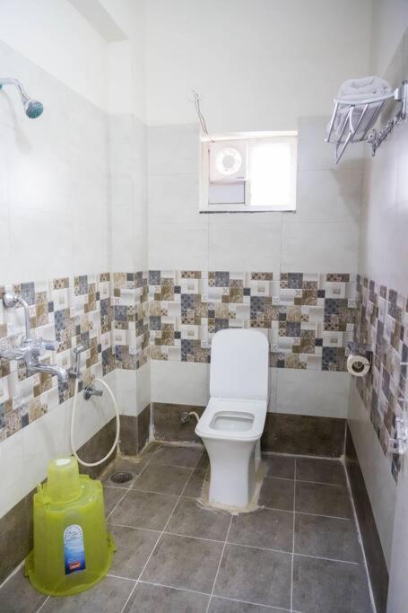 A/c With Queen Bed Gachibowli Apartment *
