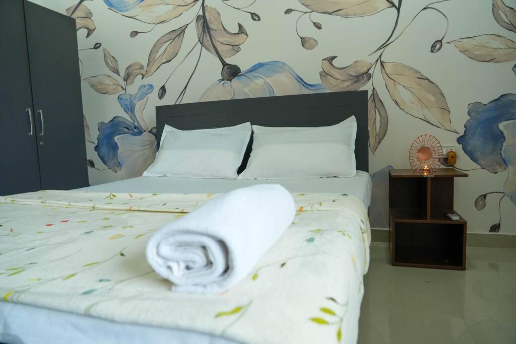 A/c With Queen Bed Gachibowli Apartment