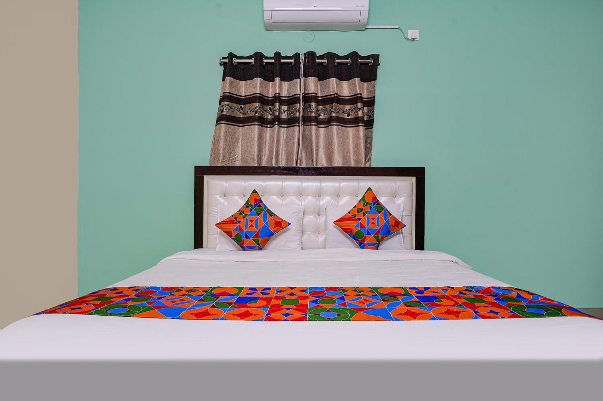 Fabexpress D Grand - Nr Jntu College Metro Station, Kukatpally Hotel