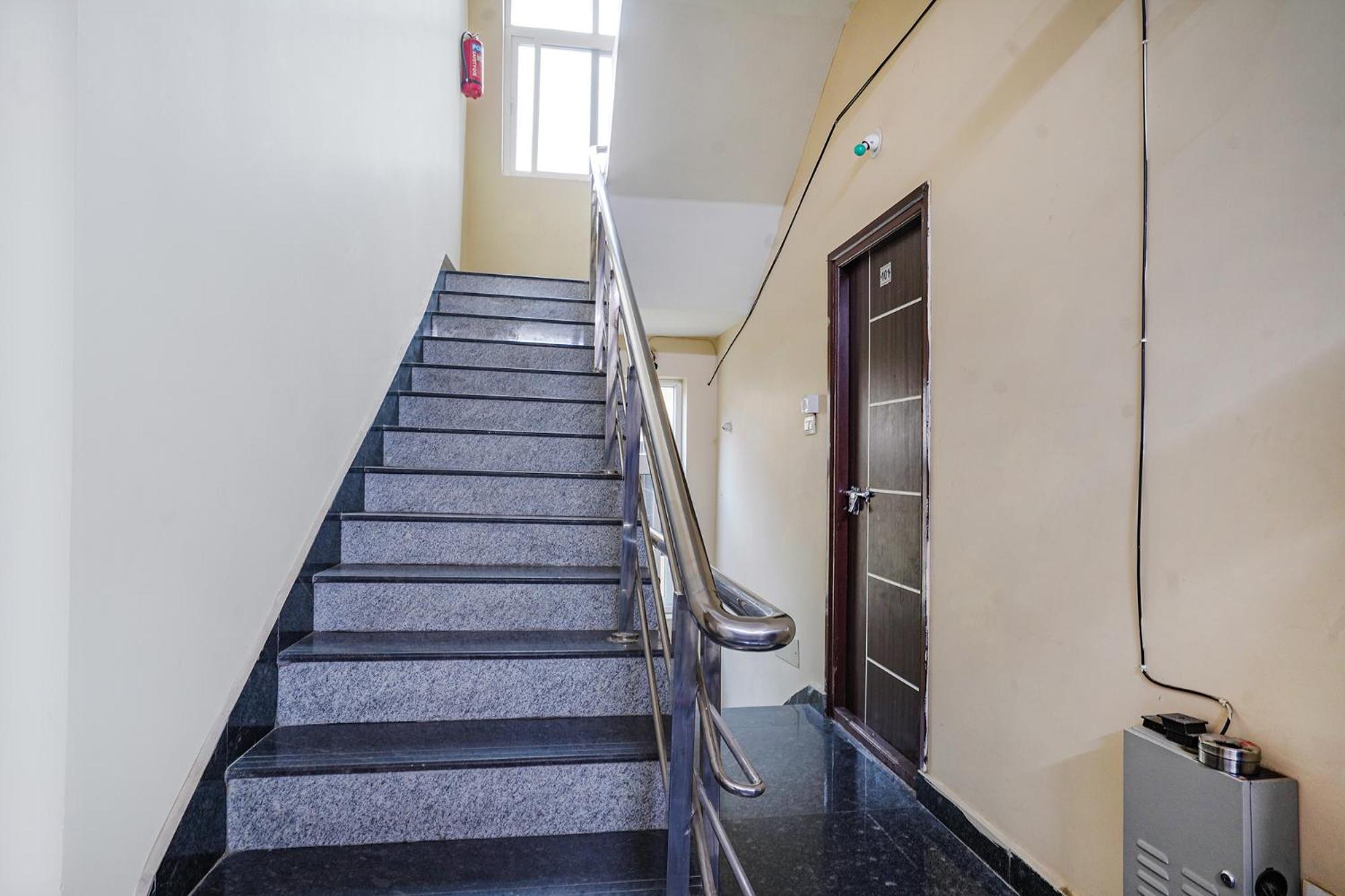 Fabexpress D Grand - Nr Jntu College Metro Station, Kukatpally Hotel