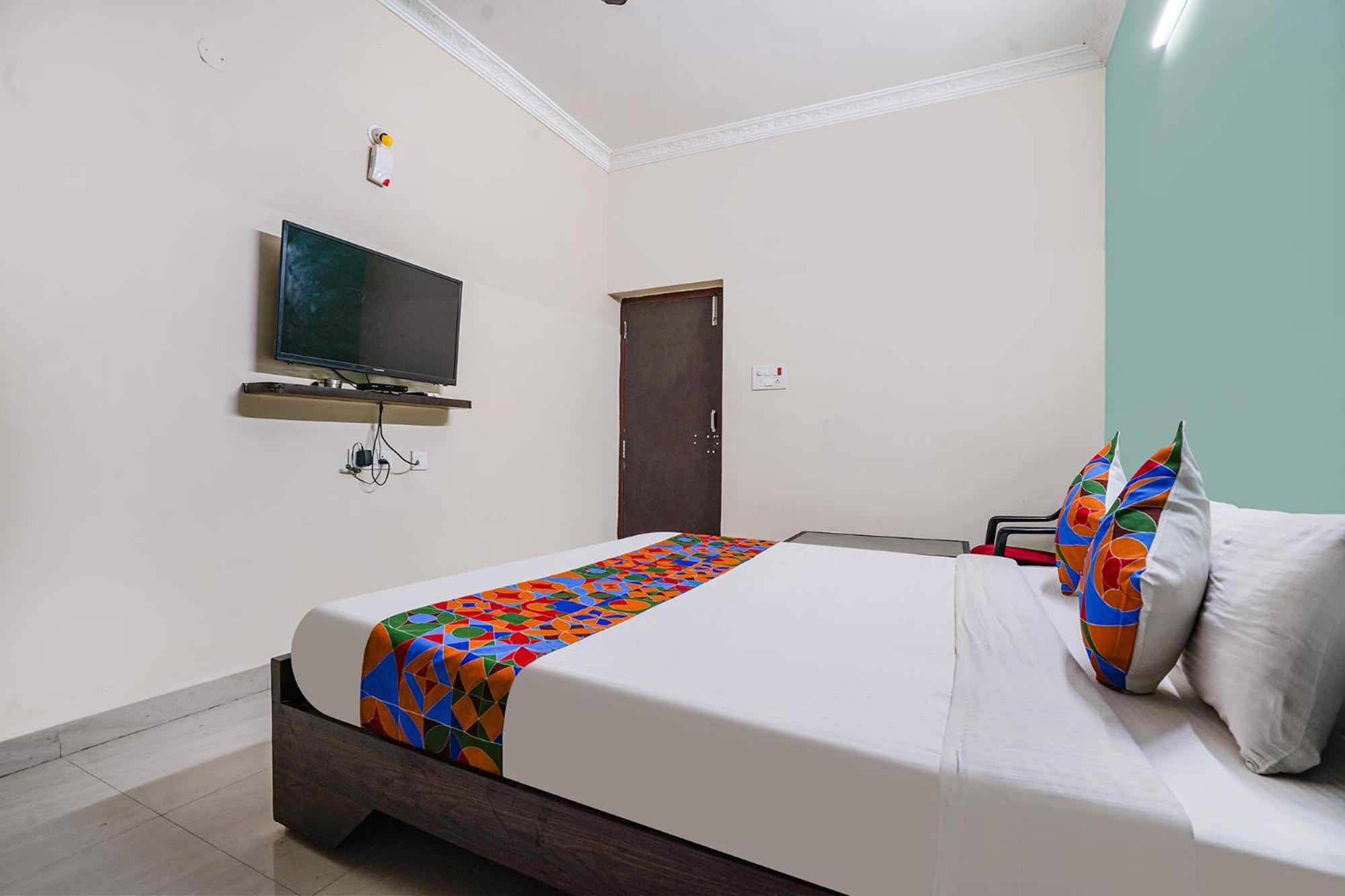 Fabexpress D Grand - Nr Jntu College Metro Station, Kukatpally Hotel