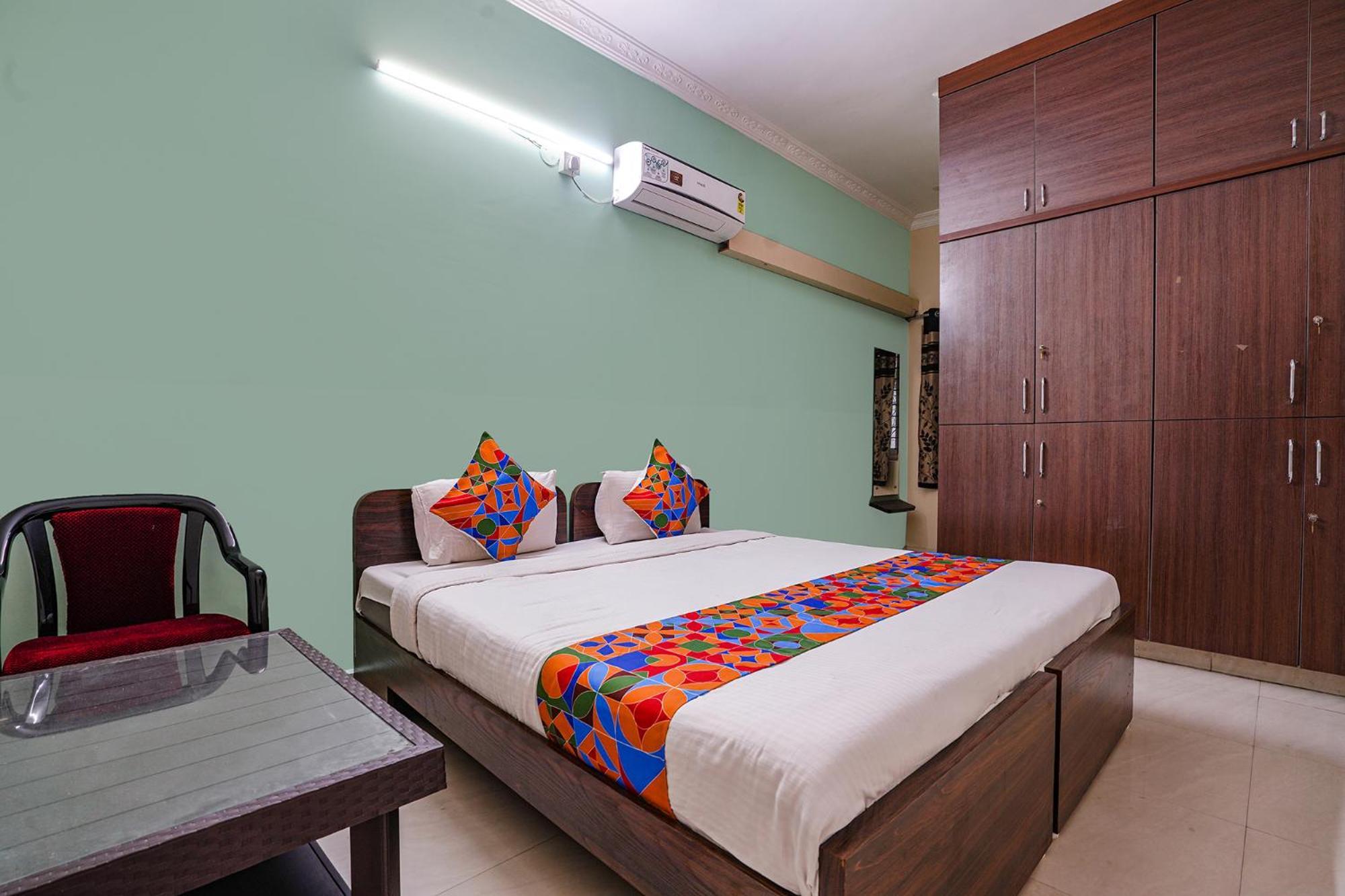 Fabexpress D Grand - Nr Jntu College Metro Station, Kukatpally Hotel