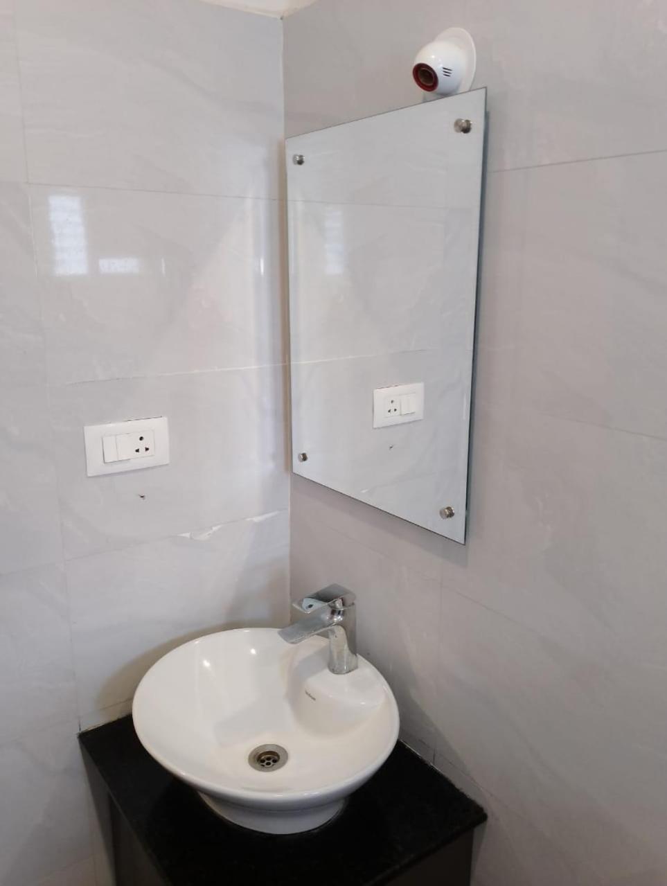 Hotel The Embassy 3*