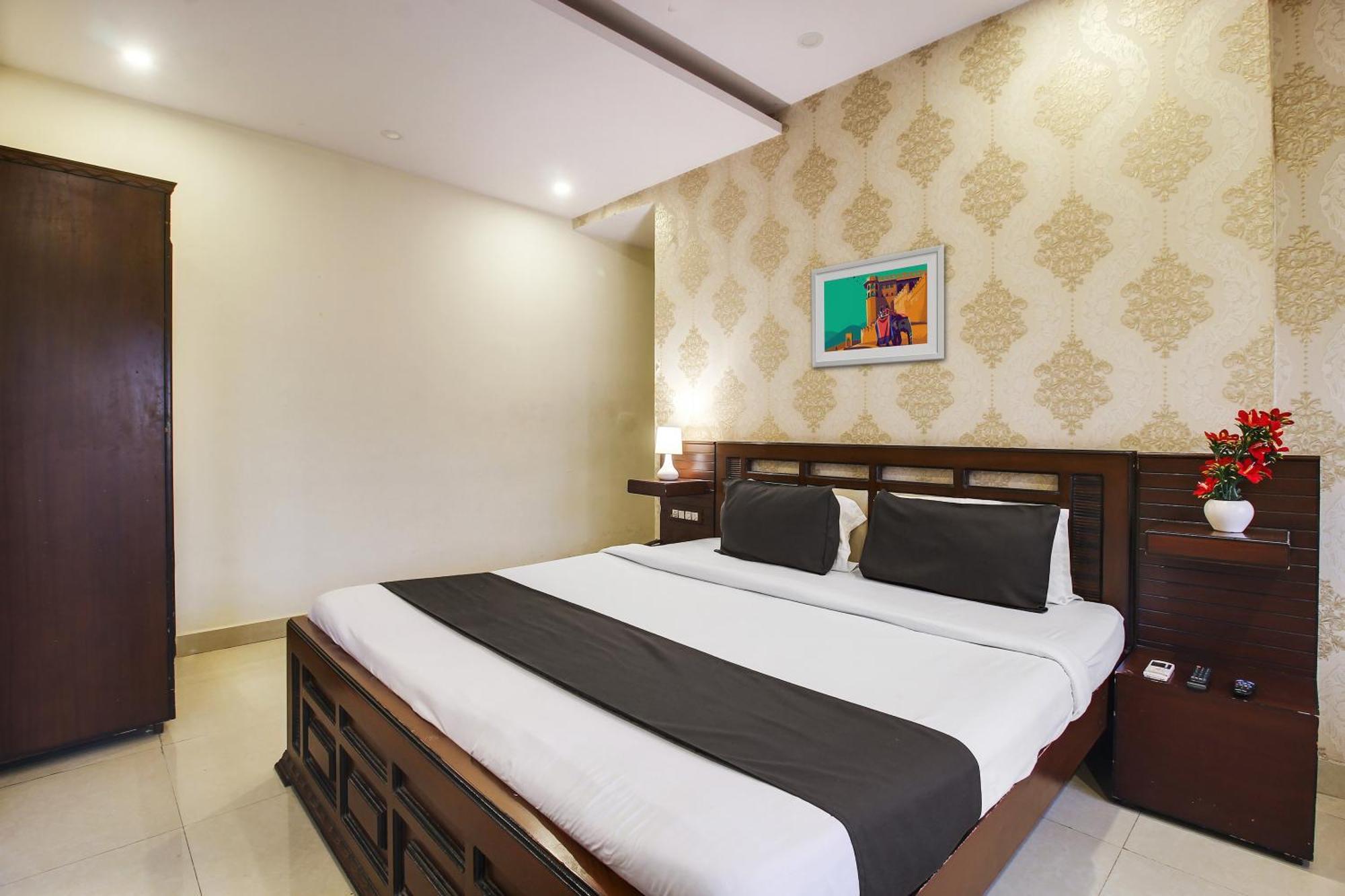 Hotel Flagship Grand Sandarshini Near Mgbs Bus Station