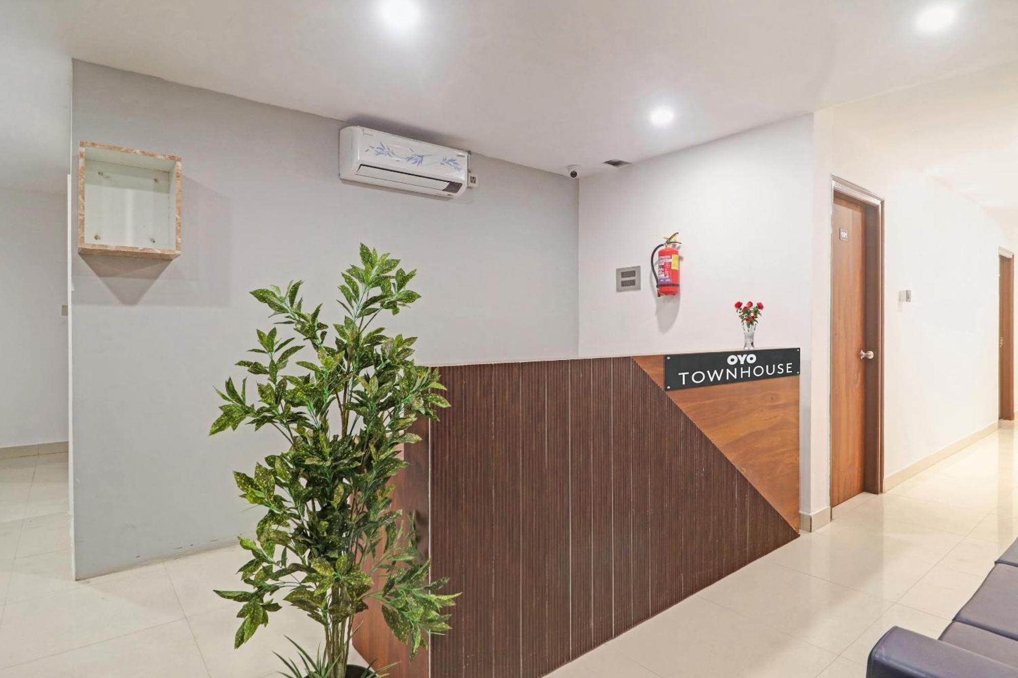Super Townhouse Rcc Pride Hotel