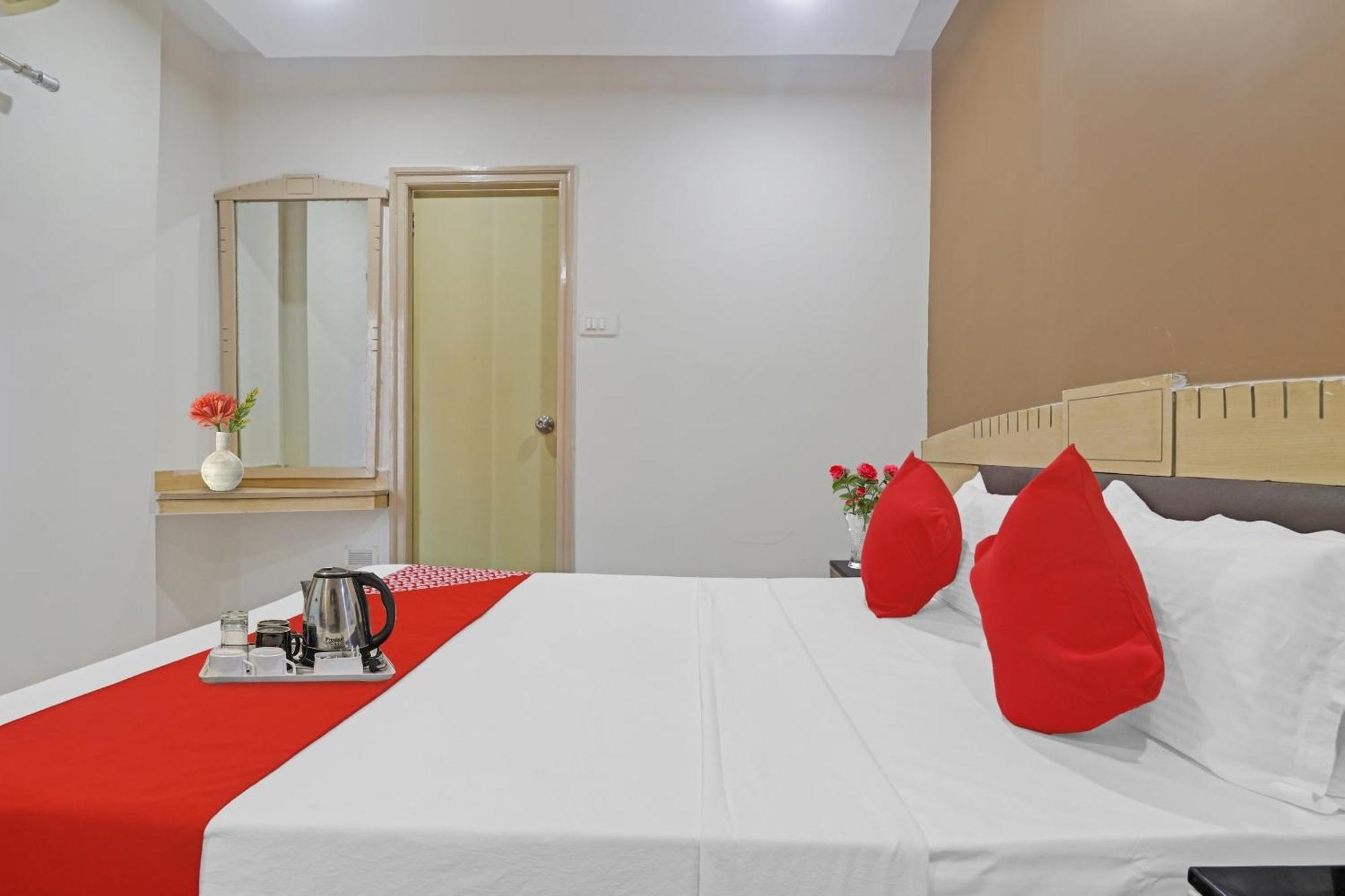O Padmini Near Lakdikapool Metro Station Hotel 3*