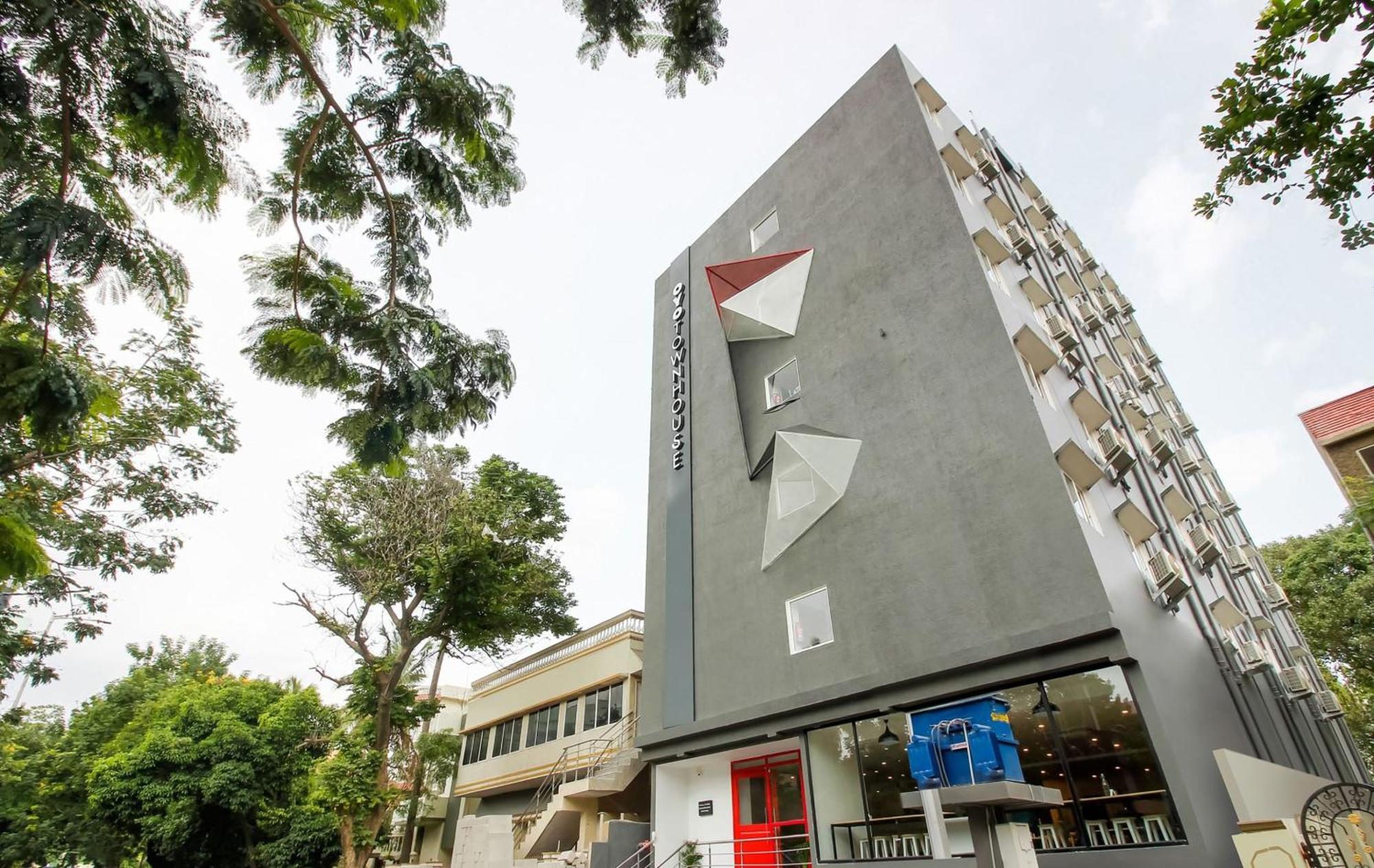 Super Townhouse The Cinco Near Esi Hospital