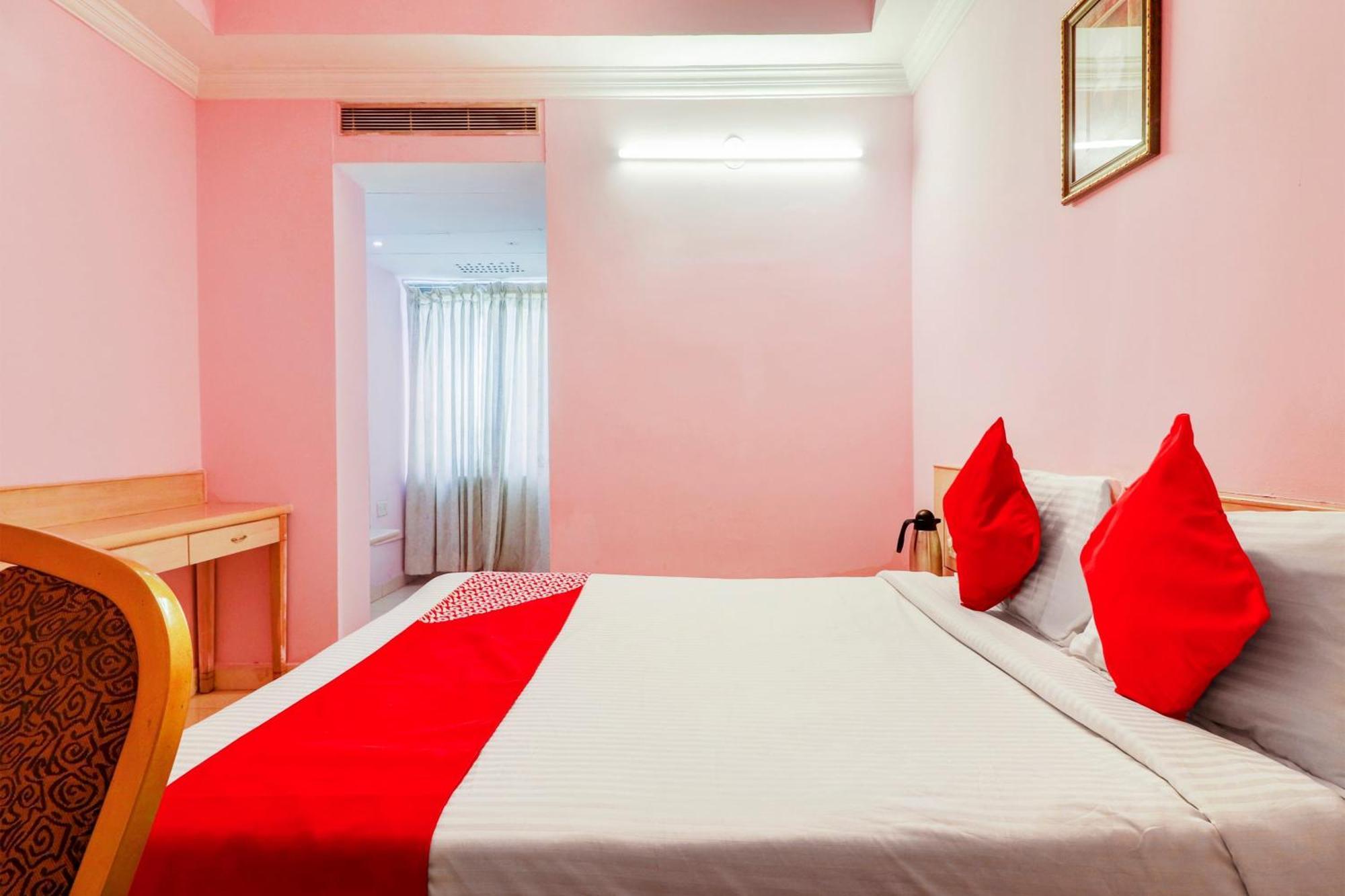 Hotel Super Collection O 77115 Vaishnavi Palace 4*