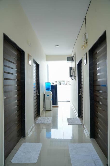 A/c With Queen Bed Gachibowli Apartment *