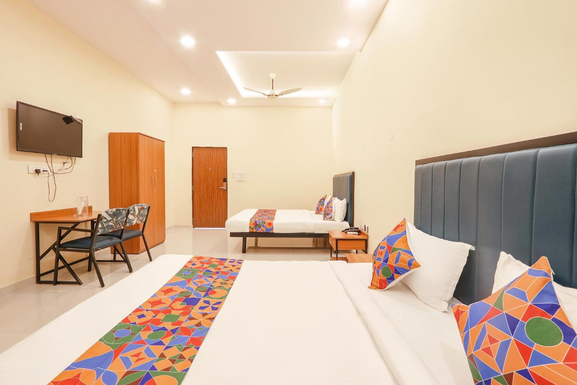 Fabhotel Mint Park - Nr Nmims College Hotel
