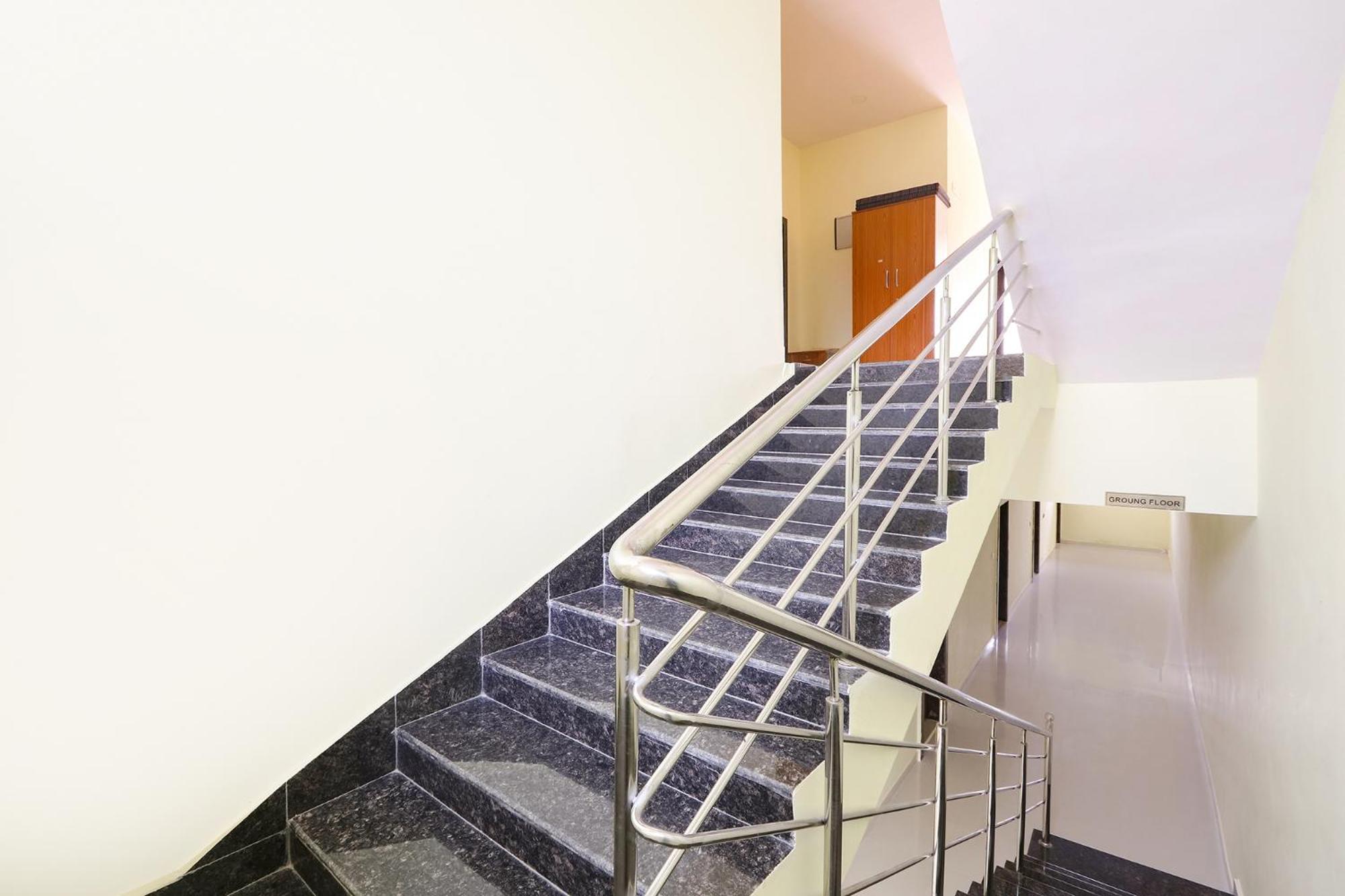 Fabhotel Mint Park - Nr Nmims College 3*