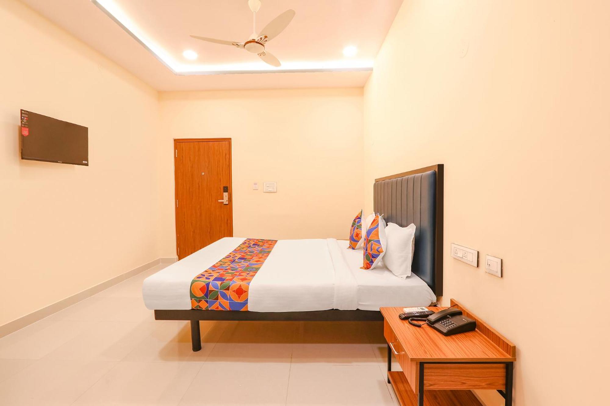 Fabhotel Mint Park - Nr Nmims College 3*