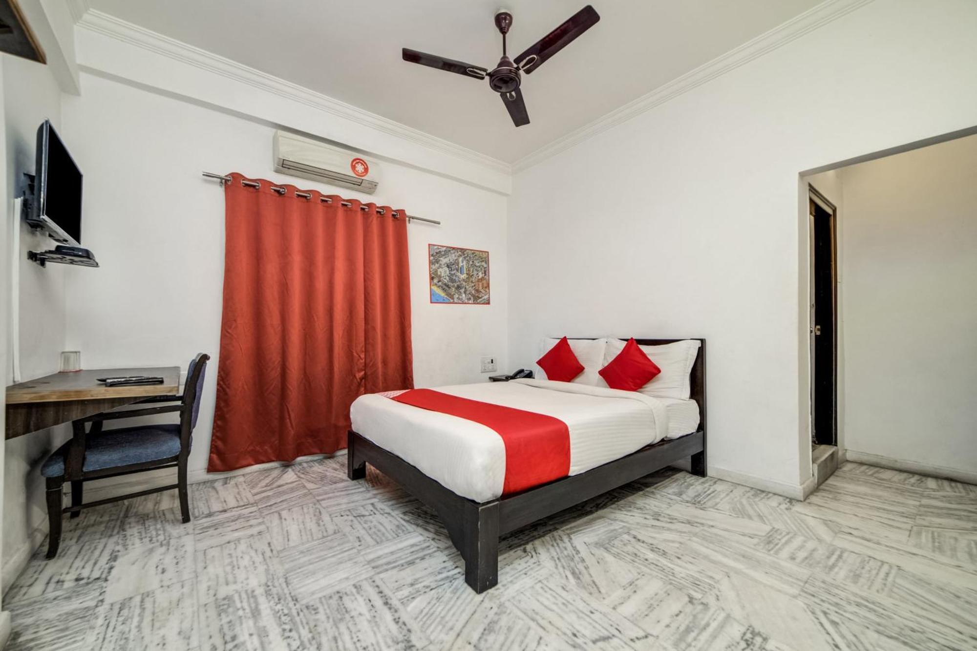Hotel Super O Jntu College Near Lulu Mall, Kphb Colony.