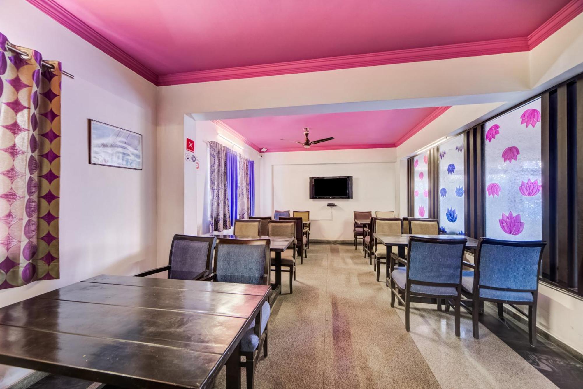 O Jntu College Near Lulu Mall, Kphb Colony. Hotel