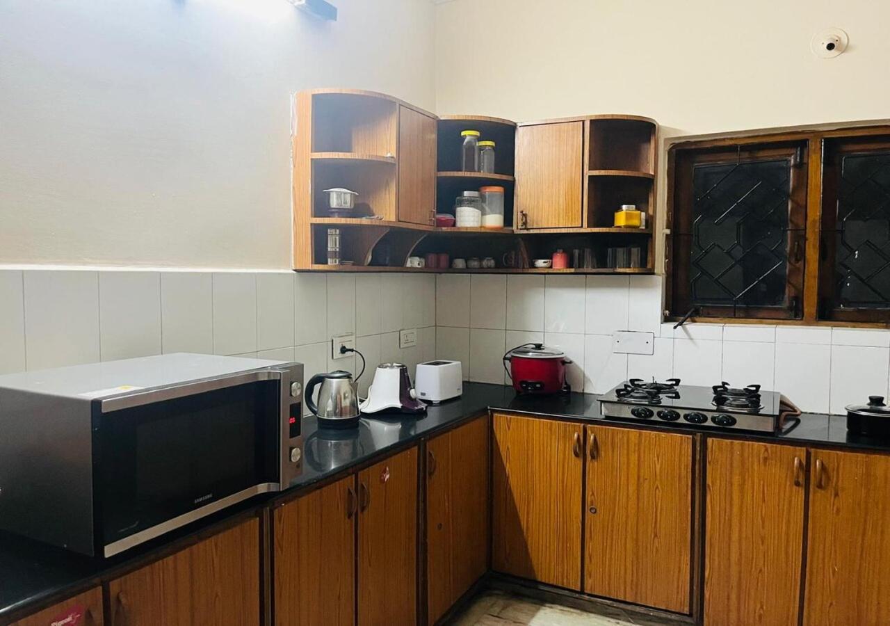 Individual Near Apollo Jubilee Hills *