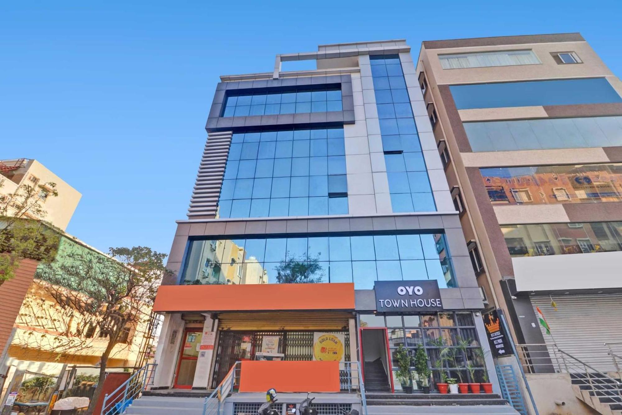 Super Townhouse Rcc Pride Hotel
