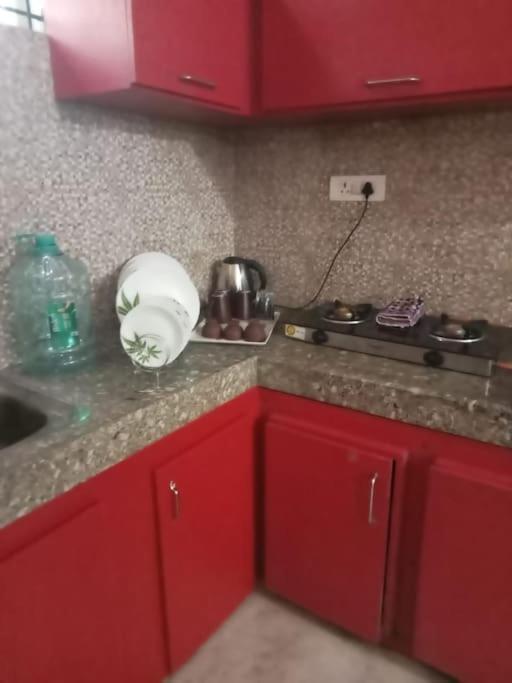 Apartment 3bhk New, Luxury Flat - Ac In Hyd Only For Families 100 M From Main Road