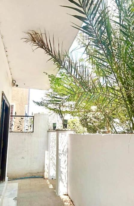 Apartment 3bhk New, Luxury Flat - Ac In Hyd Only For Families 100 M From Main Road