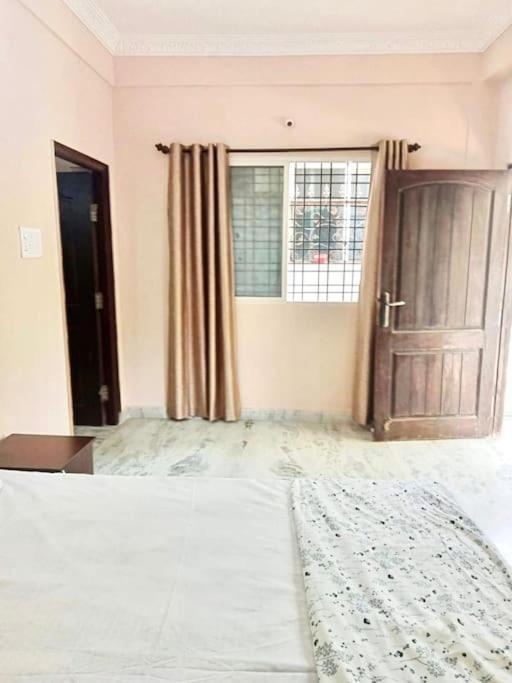 3bhk New, Luxury Flat - Ac In Hyd Only For Families 100 M From Main Road