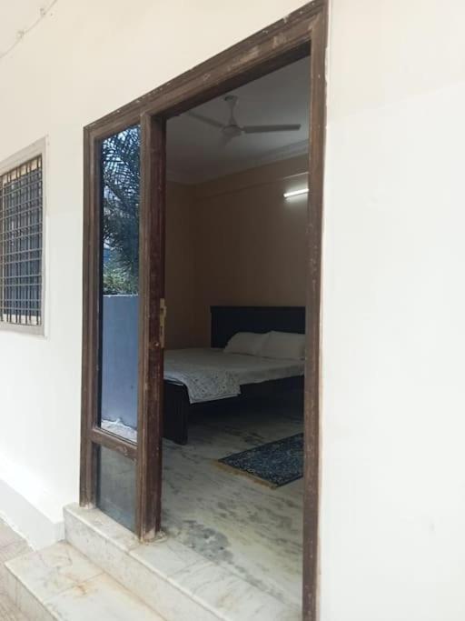 Apartment 3bhk New, Luxury Flat - Ac In Hyd Only For Families 100 M From Main Road *