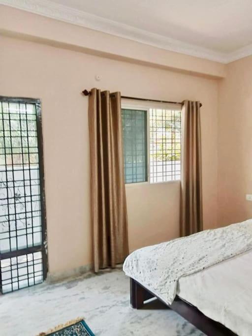 Apartment 3bhk New, Luxury Flat - Ac In Hyd Only For Families 100 M From Main Road Hyderabad