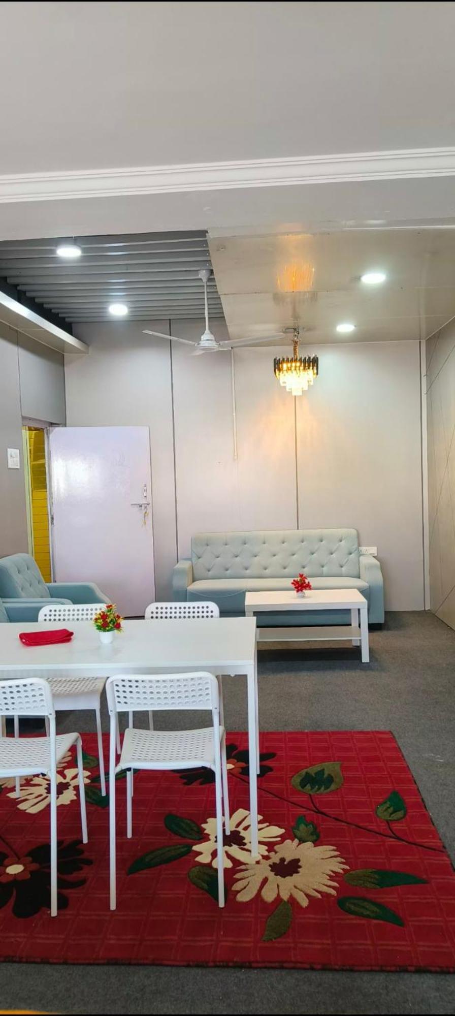 Royal Great Couple Friendly 2 Bhk Flat Road No 7 Banjara Hills Apartment