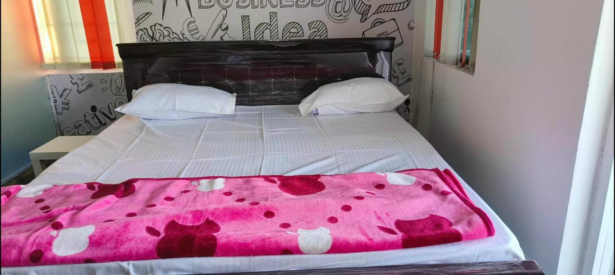 Royal Great Couple Friendly 2 Bhk Flat Road No 7 Banjara Hills Hyderabad