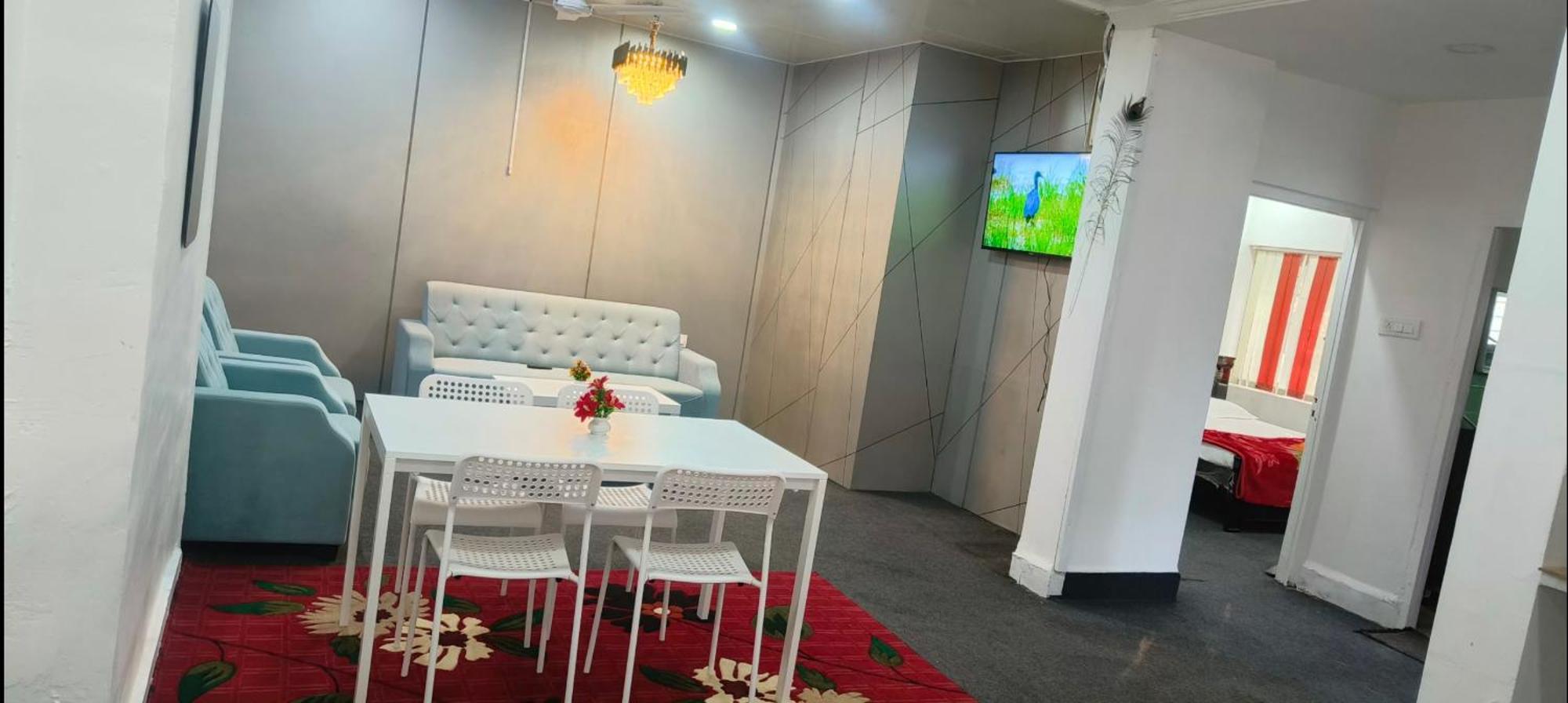 Royal Great Couple Friendly 2 Bhk Flat Road No 7 Banjara Hills Apartment