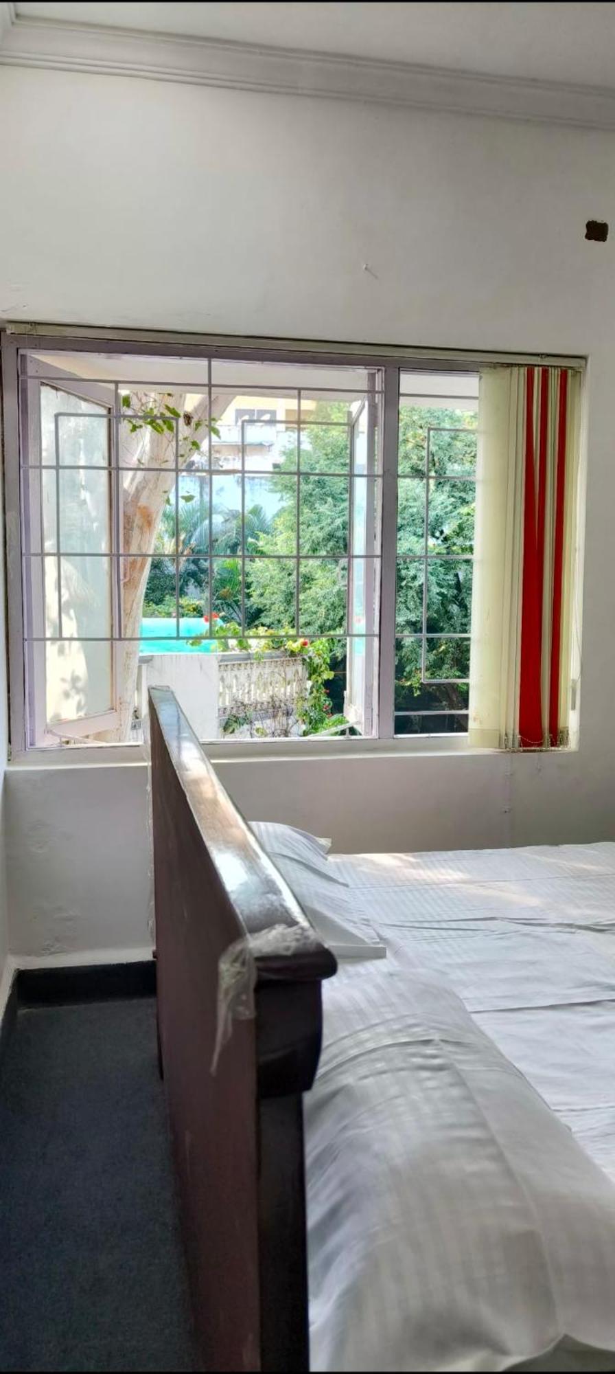 Royal Great Couple Friendly 2 Bhk Flat Road No 7 Banjara Hills *