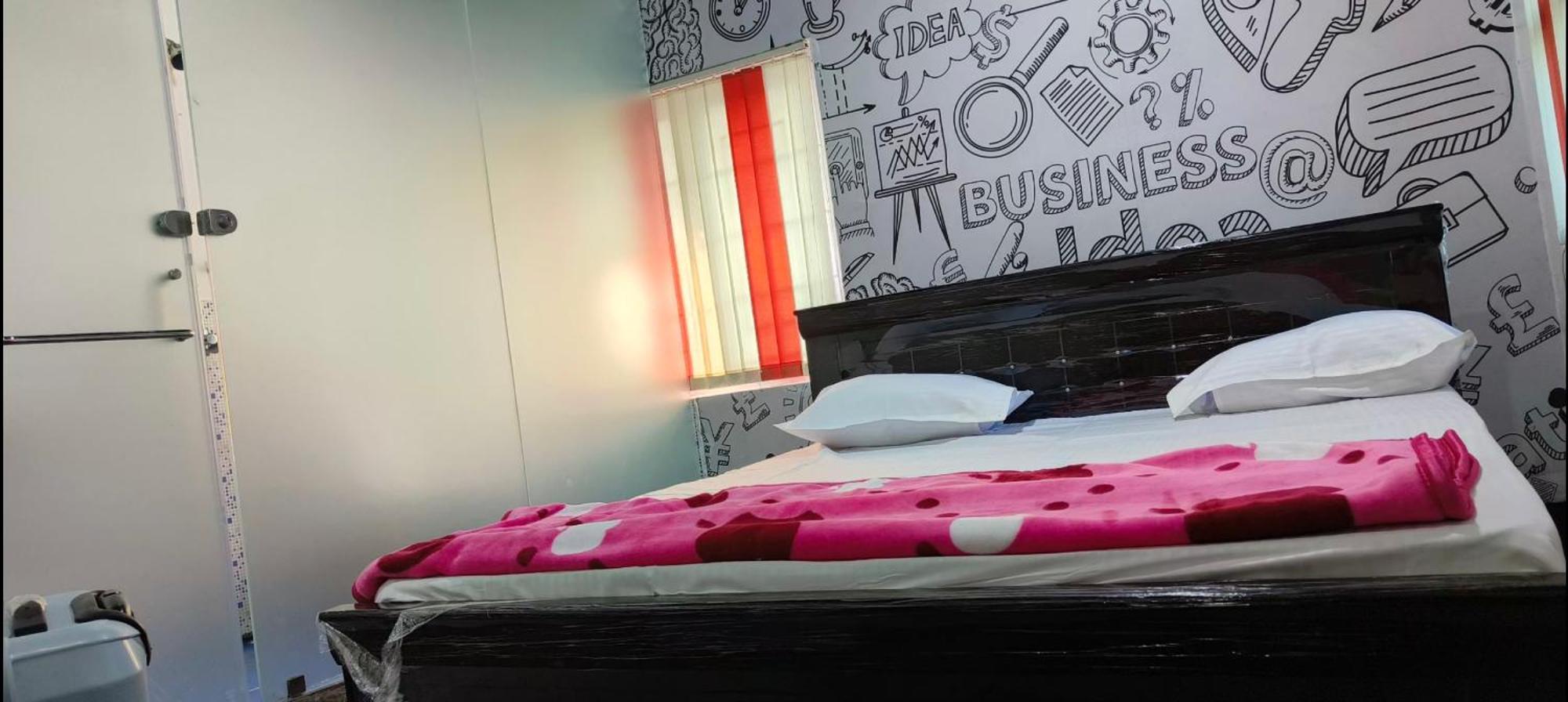Royal Great Couple Friendly 2 Bhk Flat Road No 7 Banjara Hills Apartment *