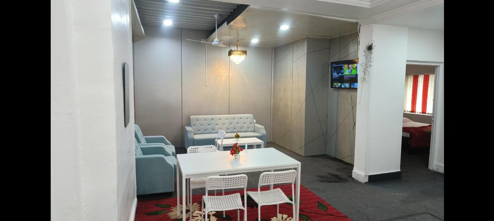 Royal Great Couple Friendly 2 Bhk Flat Road No 7 Banjara Hills Apartment *