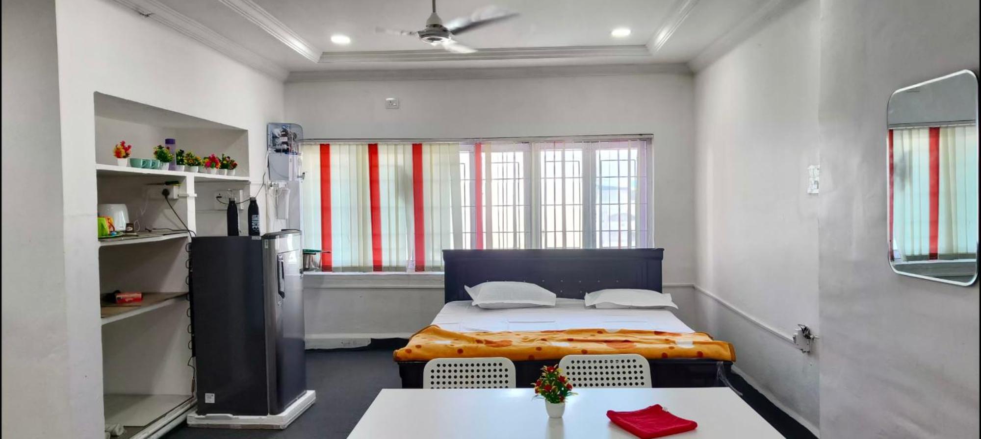 Royal Great Couple Friendly 2 Bhk Flat Road No 7 Banjara Hills Apartment