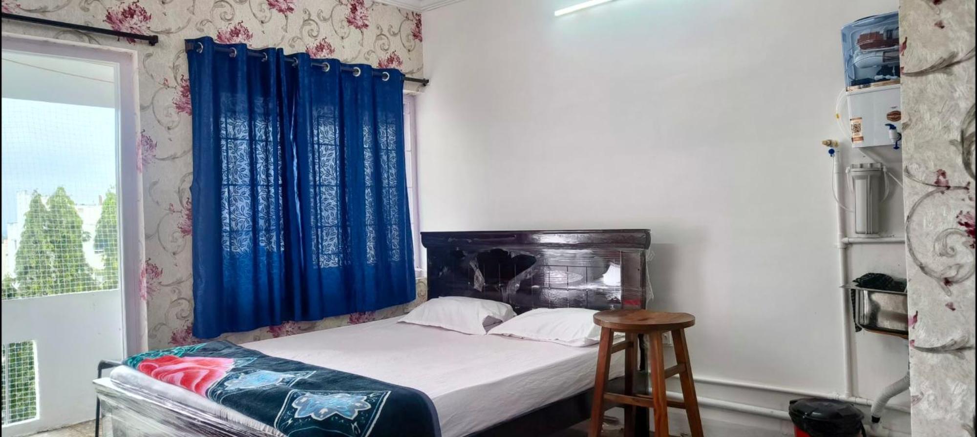 Royal Great Couple Friendly 2 Bhk Flat Road No 7 Banjara Hills