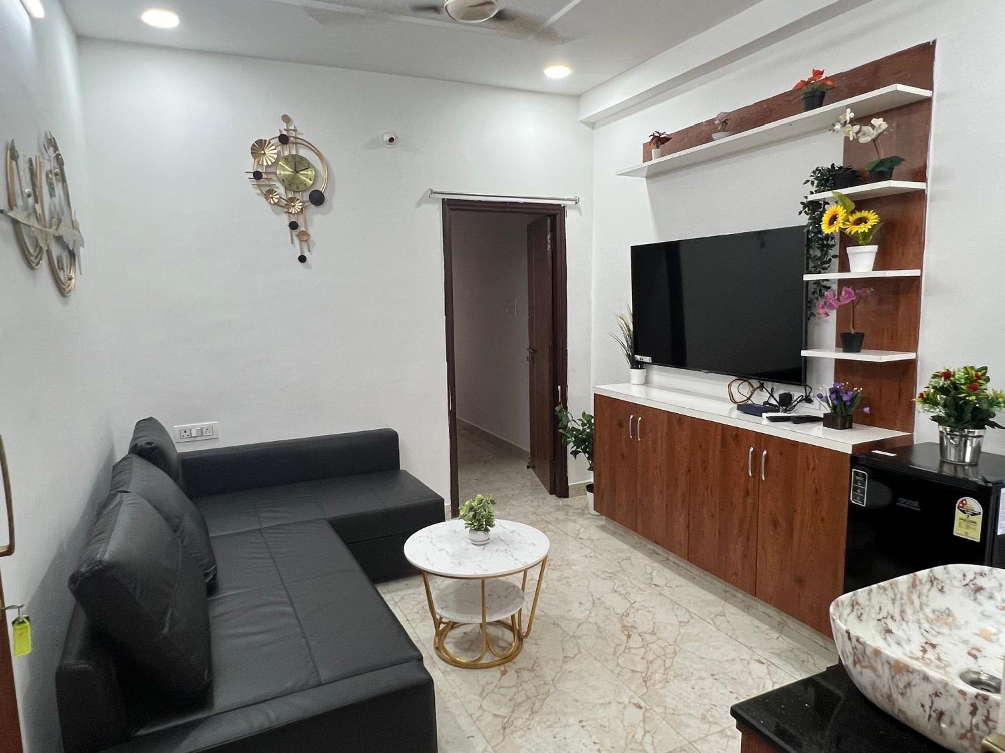 Atlas Homes 1bhk With 55inch Tv, Wifi, Geyser, Ro Apartment *