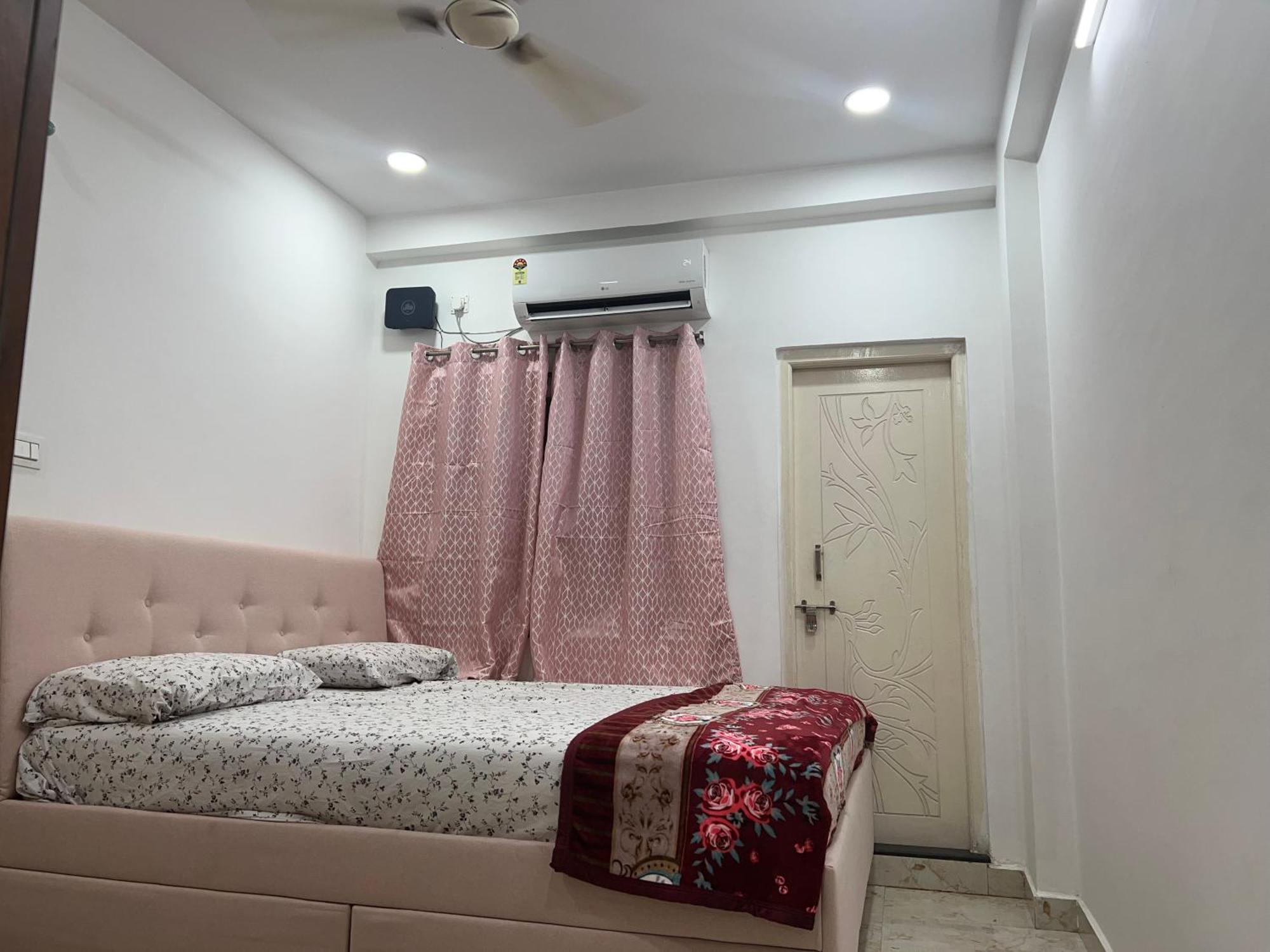 Atlas Homes 1bhk With 55inch Tv, Wifi, Geyser, Ro *
