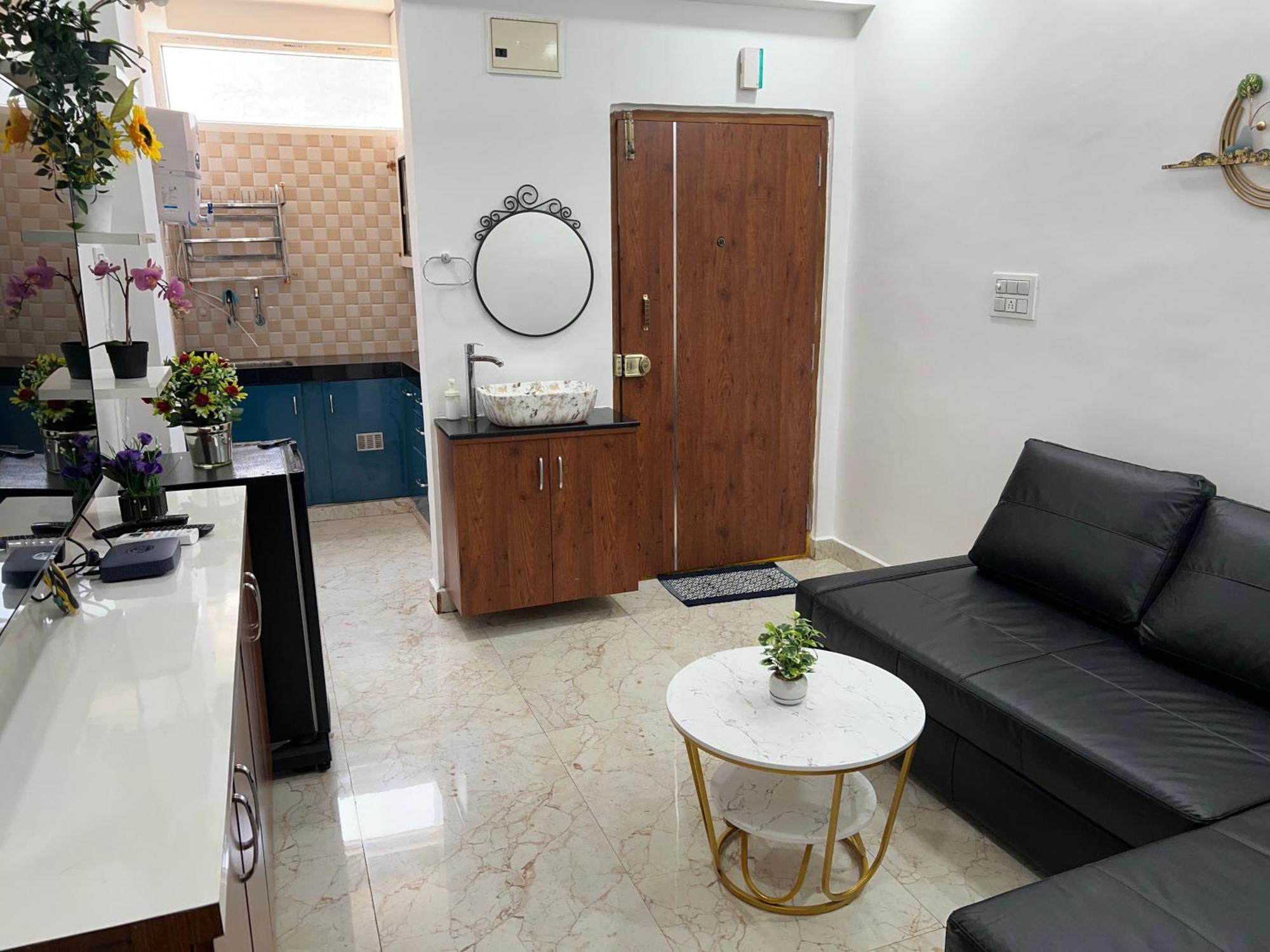 Atlas Homes 1bhk With 55inch Tv, Wifi, Geyser, Ro Apartment