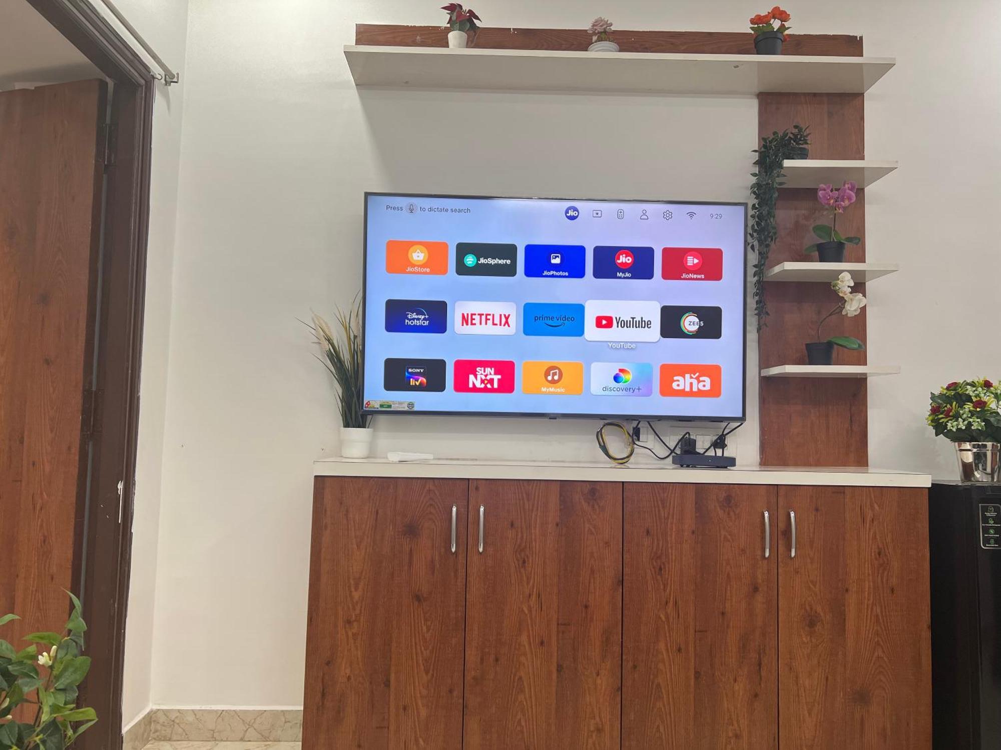 Atlas Homes 1bhk With 55inch Tv, Wifi, Geyser, Ro *