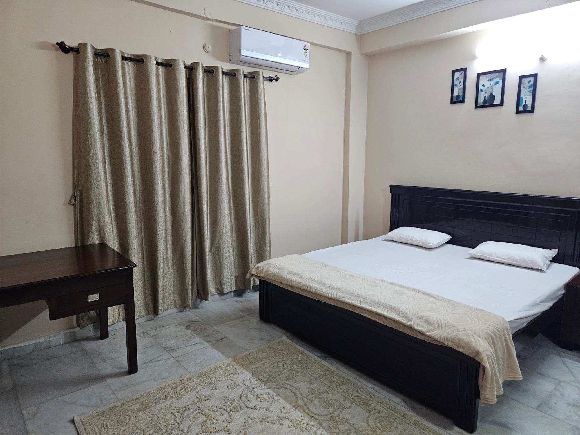 3bhk New, Luxury Flat - Ac In Hyd Only For Families 100 M From Main Road Apartment *