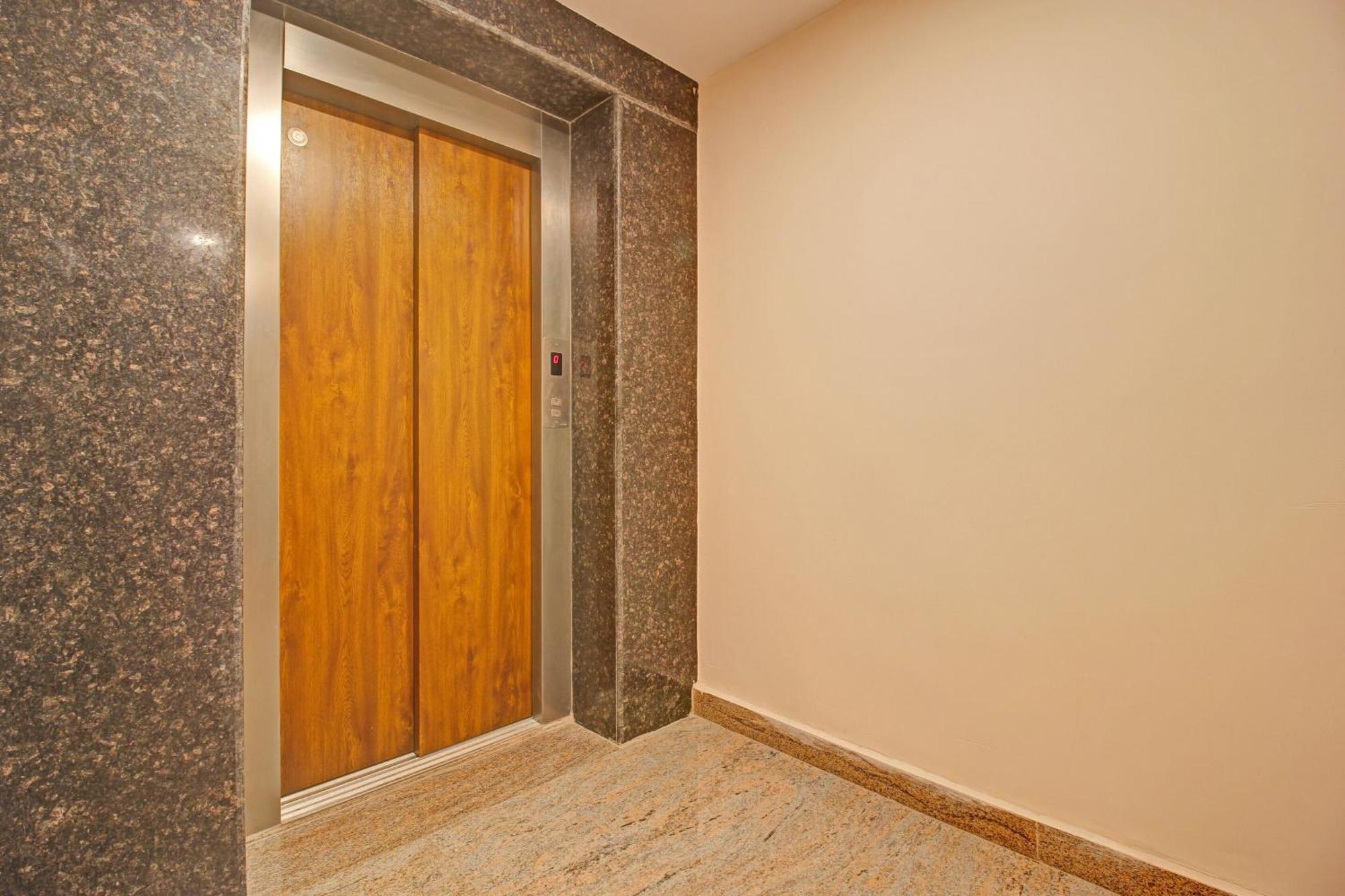 Super Townhouse Whiteridge Gachibowli Near Aig Hospital 4* Hyderabad
