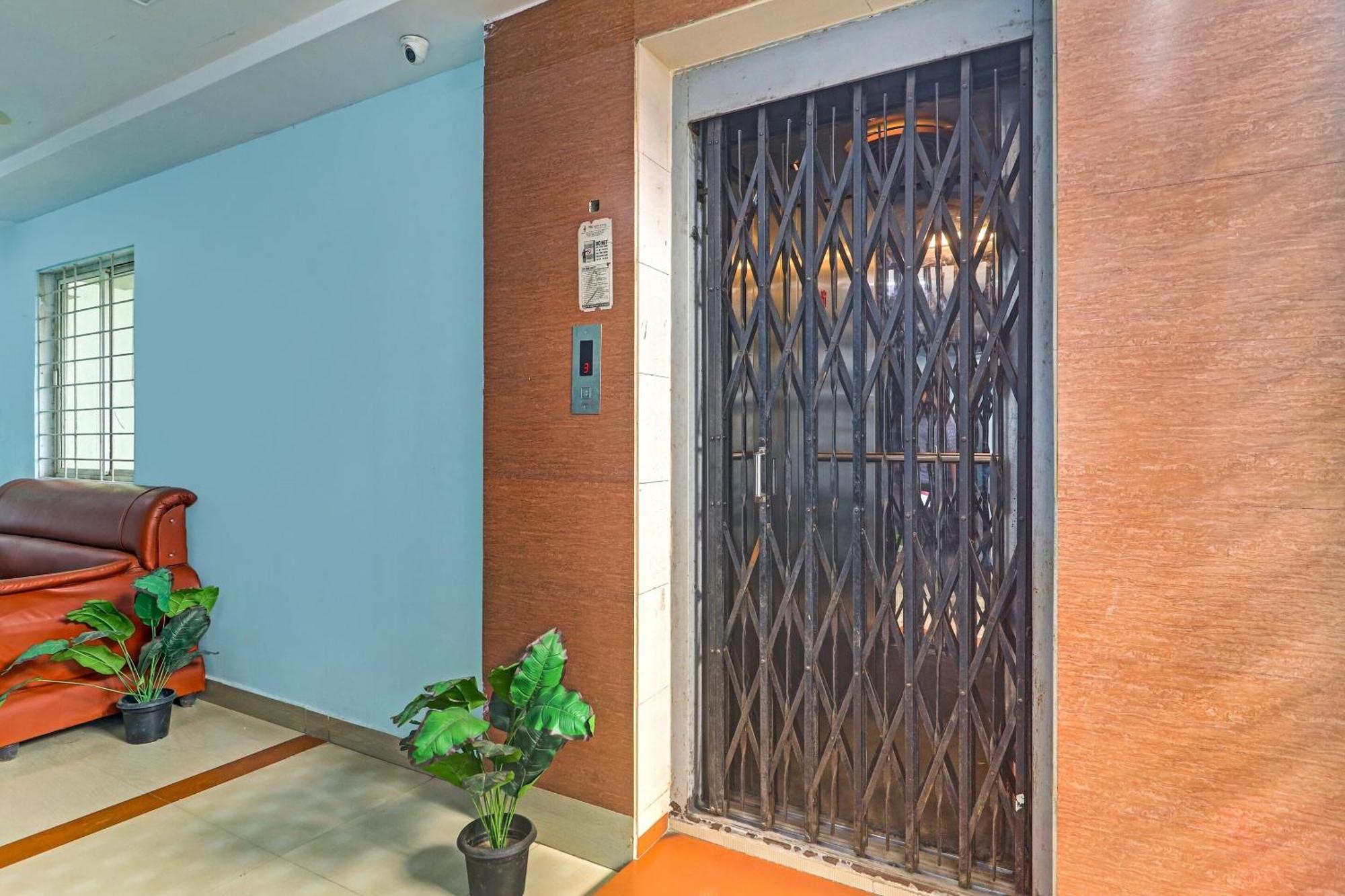 Oyo Flagship Grand Aarvi Near Nexus