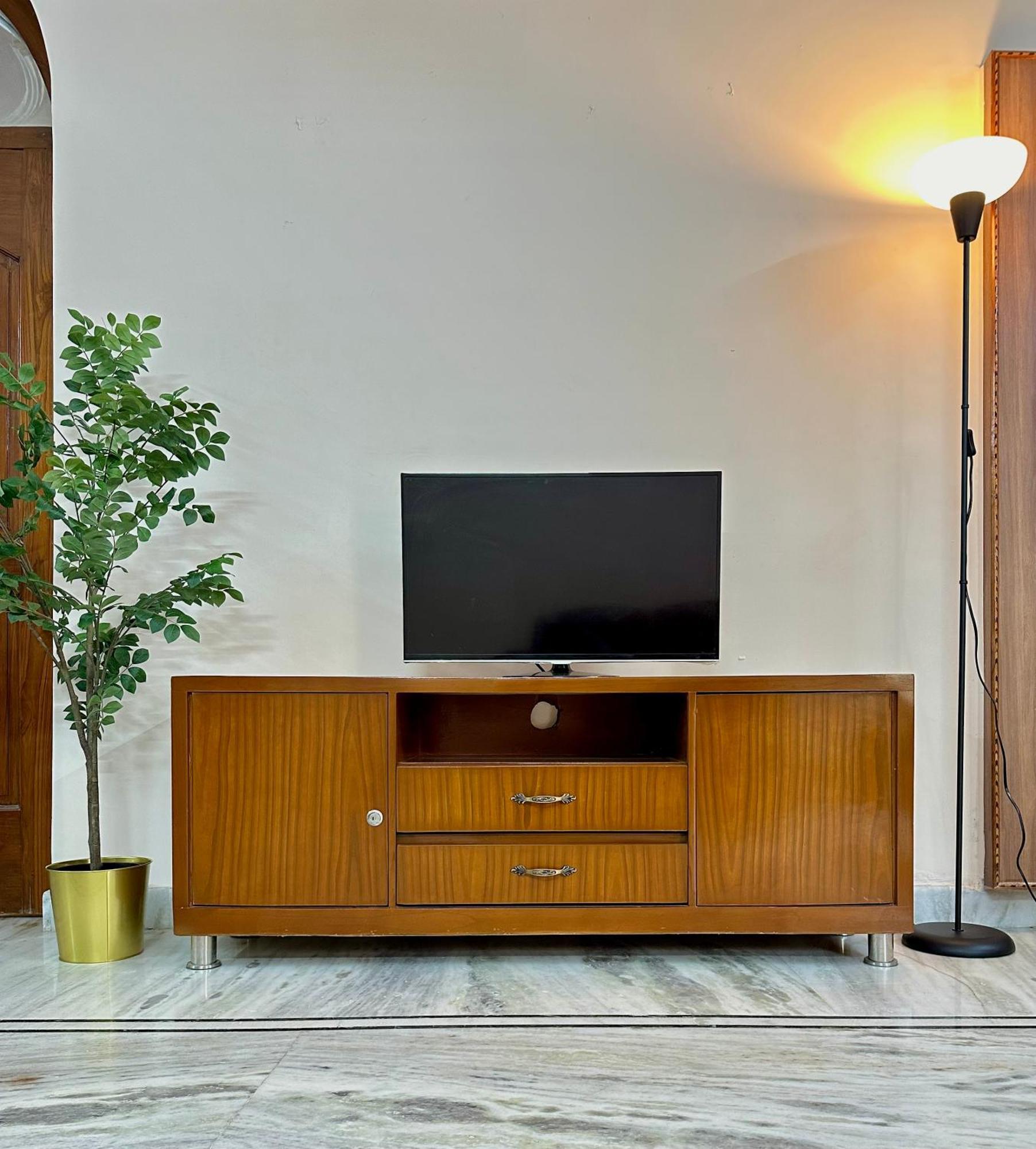 Upscale 2bhk In Downtown Apartment