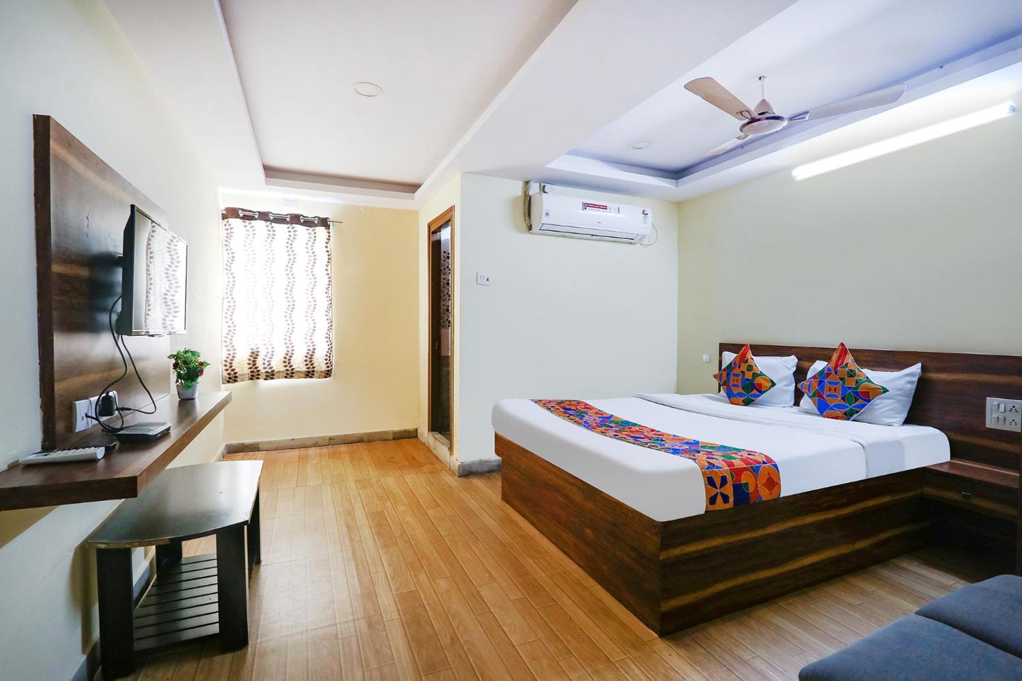 Hotel Fabhotel Sri Sai Grand