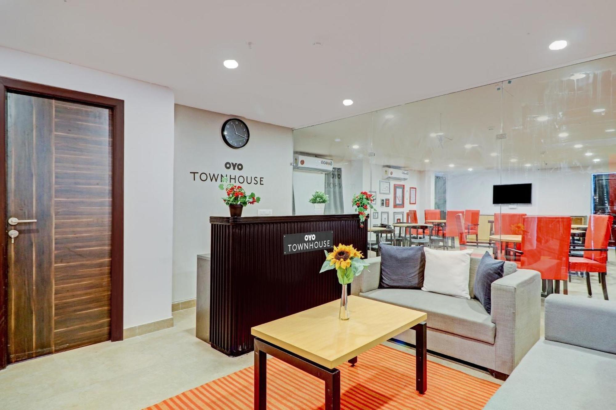 Hotel Townhouse S R Nagar Near 4*