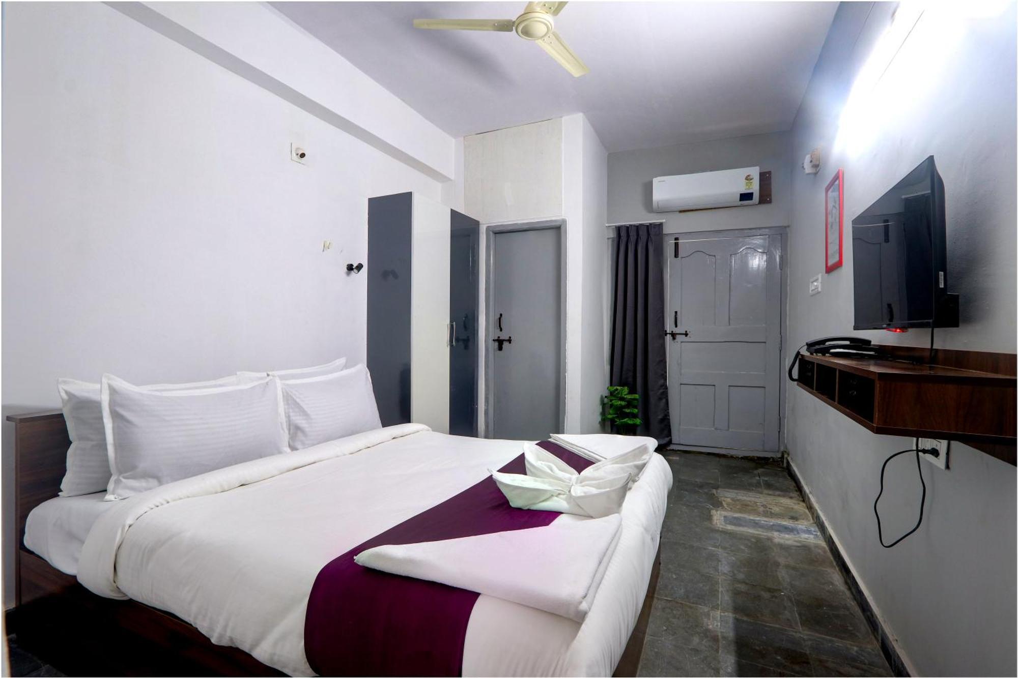 Apartment Veeksha Kiara Hospitalities - Rooms, & Near Kukatpally Rd