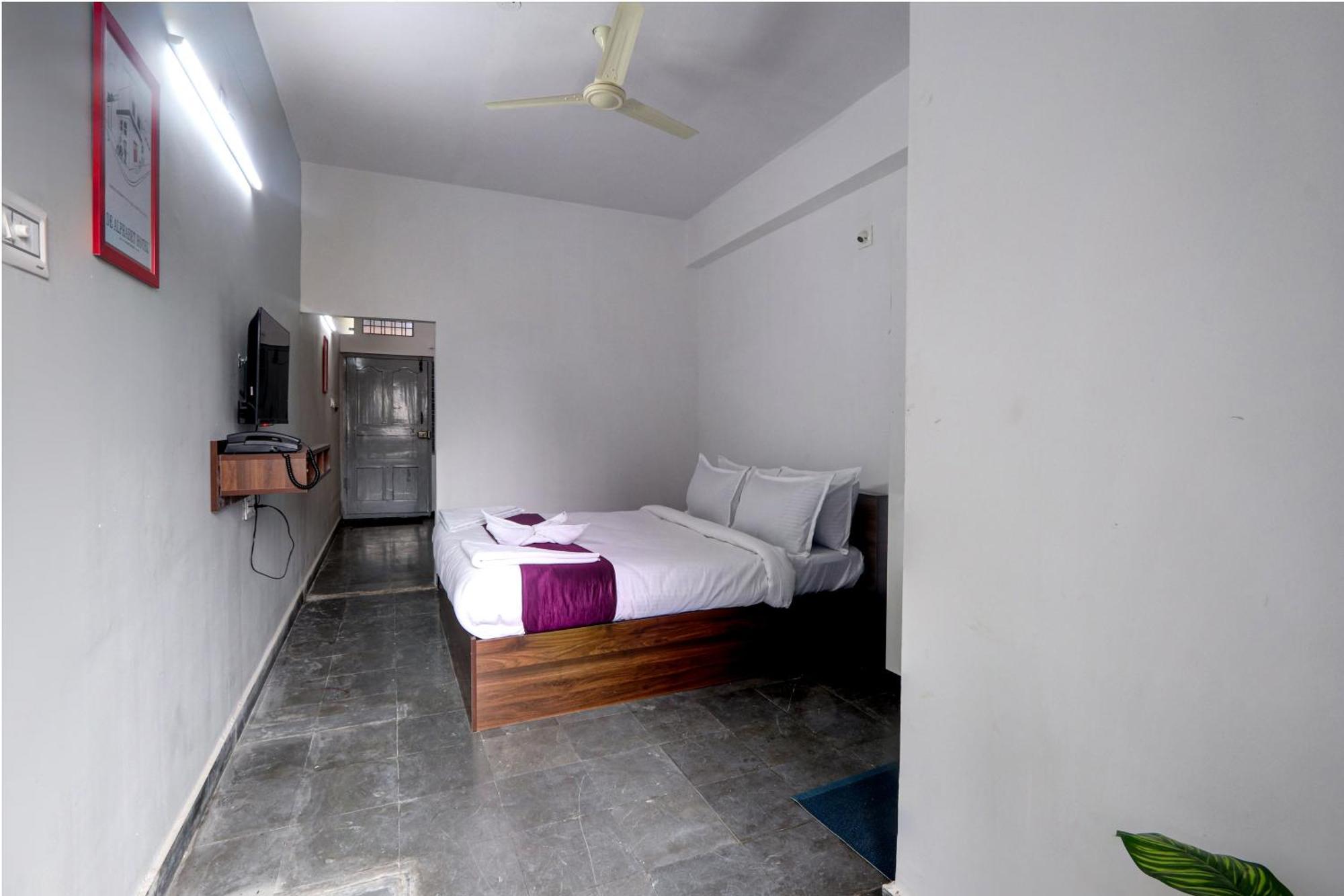 Apartment Veeksha Kiara Hospitalities - Rooms, & Near Kukatpally Rd